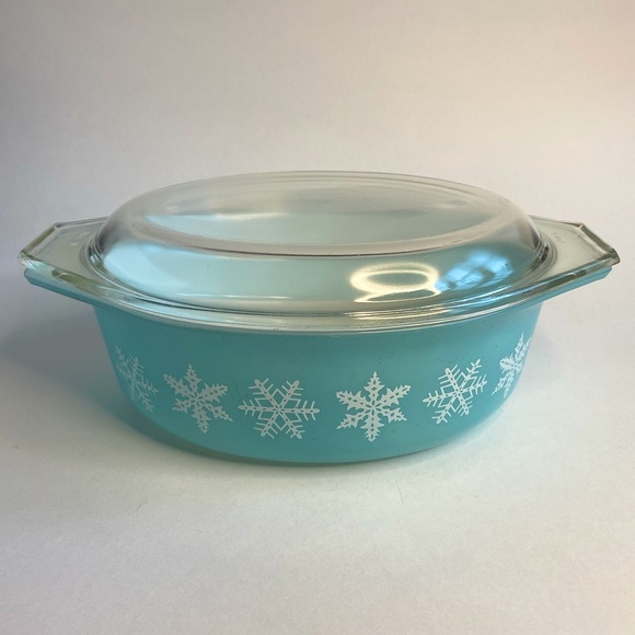 Vintage Pyrex Turquoise Snowflake 1 1/2 Quart Casserole Dish with Original Lid - Picture 1 of 11